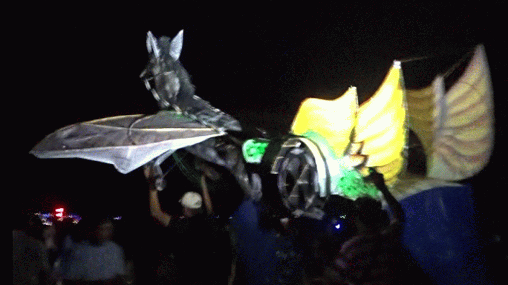 Layangan LED Cantik dan Unik Hiasi Langit Pantai Lombang&nbsp;Sumenep