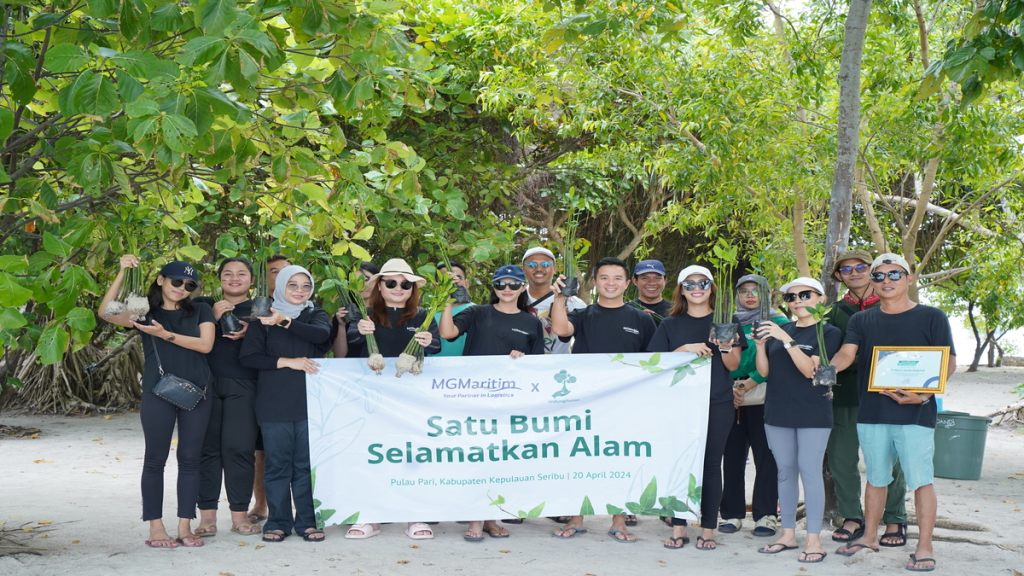 Aksi Konservasi Mangrove PT MGM di Pulau&nbsp;Pari