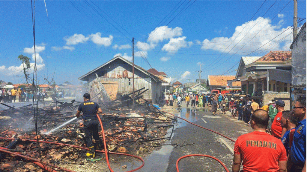 Kebakaran Tiga Gudang Milik Warga Desa Pinggir Papas&nbsp;Sumenep