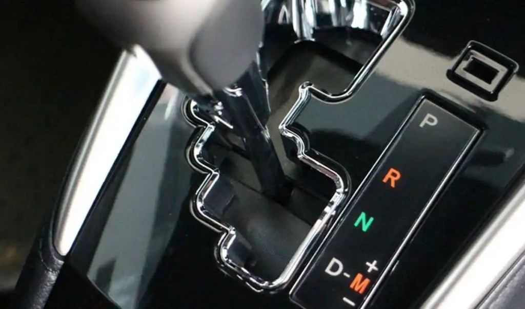 4 Trik Kemudikan Mobil Matik di&nbsp;Tanjakan