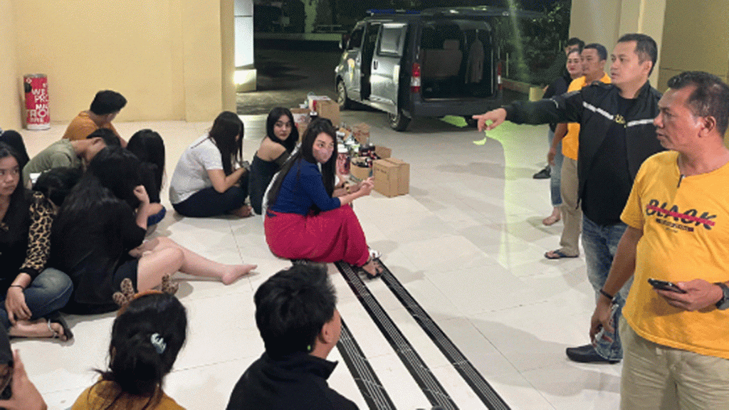 Polisi Razia Caffe Mr Ball dan Lotus, Amankan 34 Orang dan Puluhan Kardus&nbsp;Miras