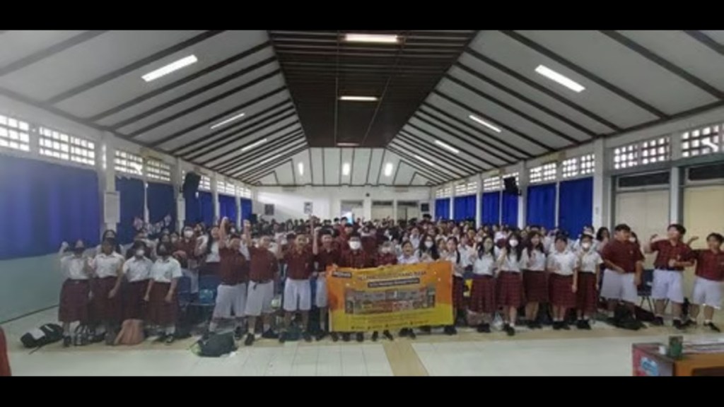 Coach Priska Sahanaya Berdayakan Generasi Muda Melalui Program Public Speaking di SMP Tarakanita&nbsp;2