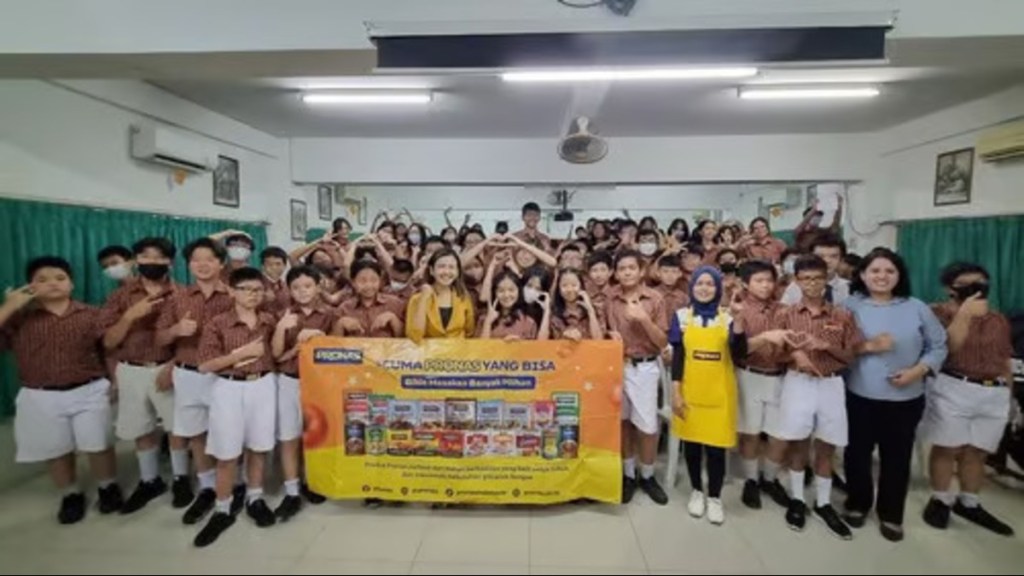 Priska Sahanaya: Teknik Public Speaking Efektif di SMP Hati&nbsp;Kudus